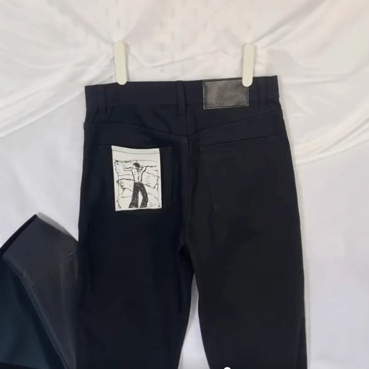 Jeans in denim lavato con stampa a gamba dritta in stile street